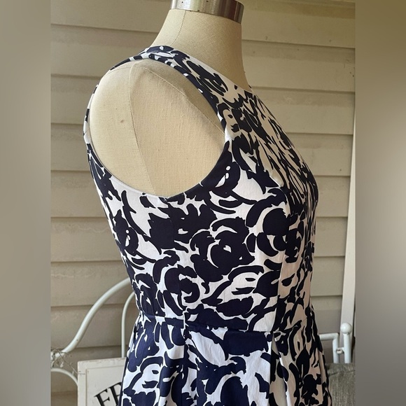 LIKE NEW Liz Claiborne Dress Navy and White Floral | Size 4 - Picture 3 of 9
